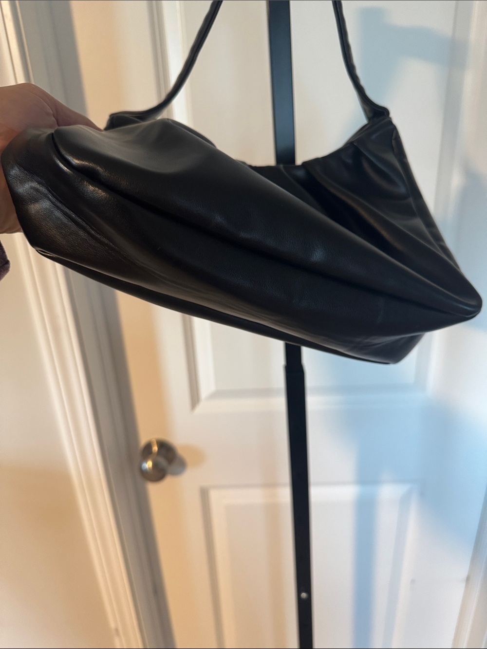 Classic Black Shoulder Bag - Sleek Everyday Tote - Picture 2 of 3